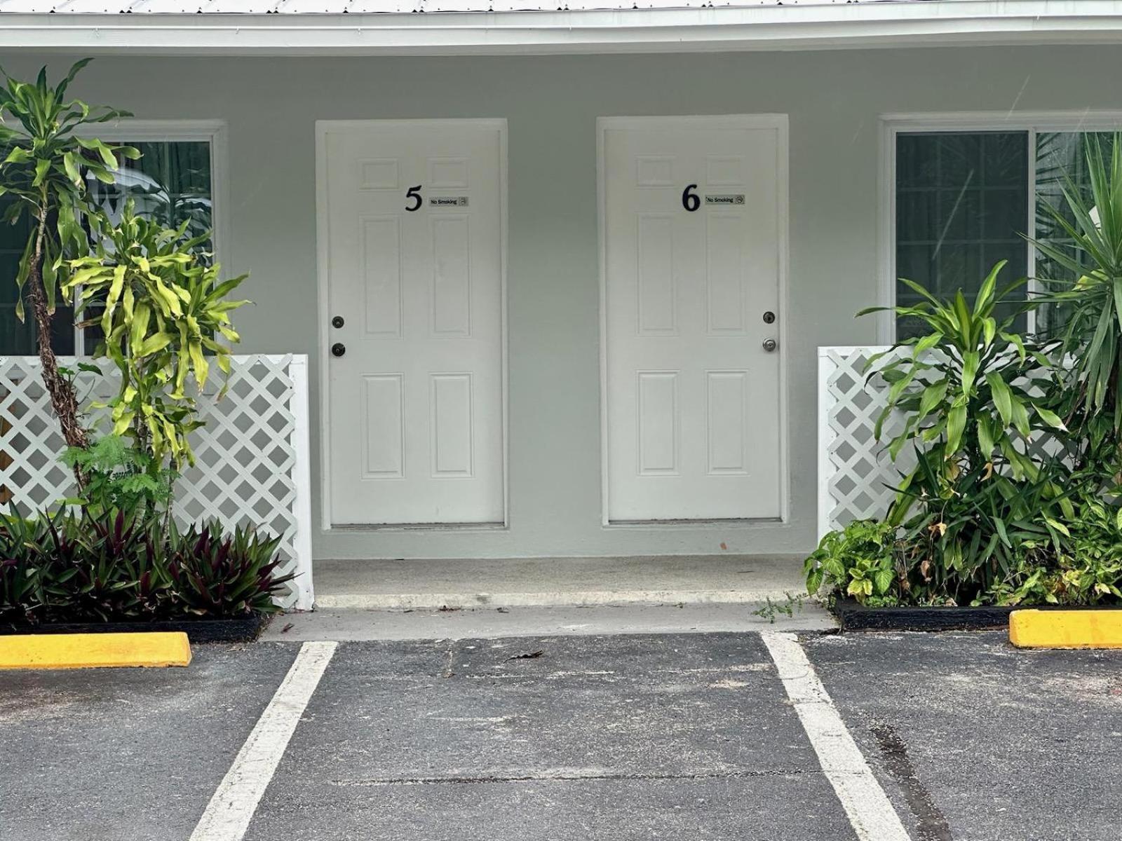 Conty'S Motel Naples Manor 외부 사진
